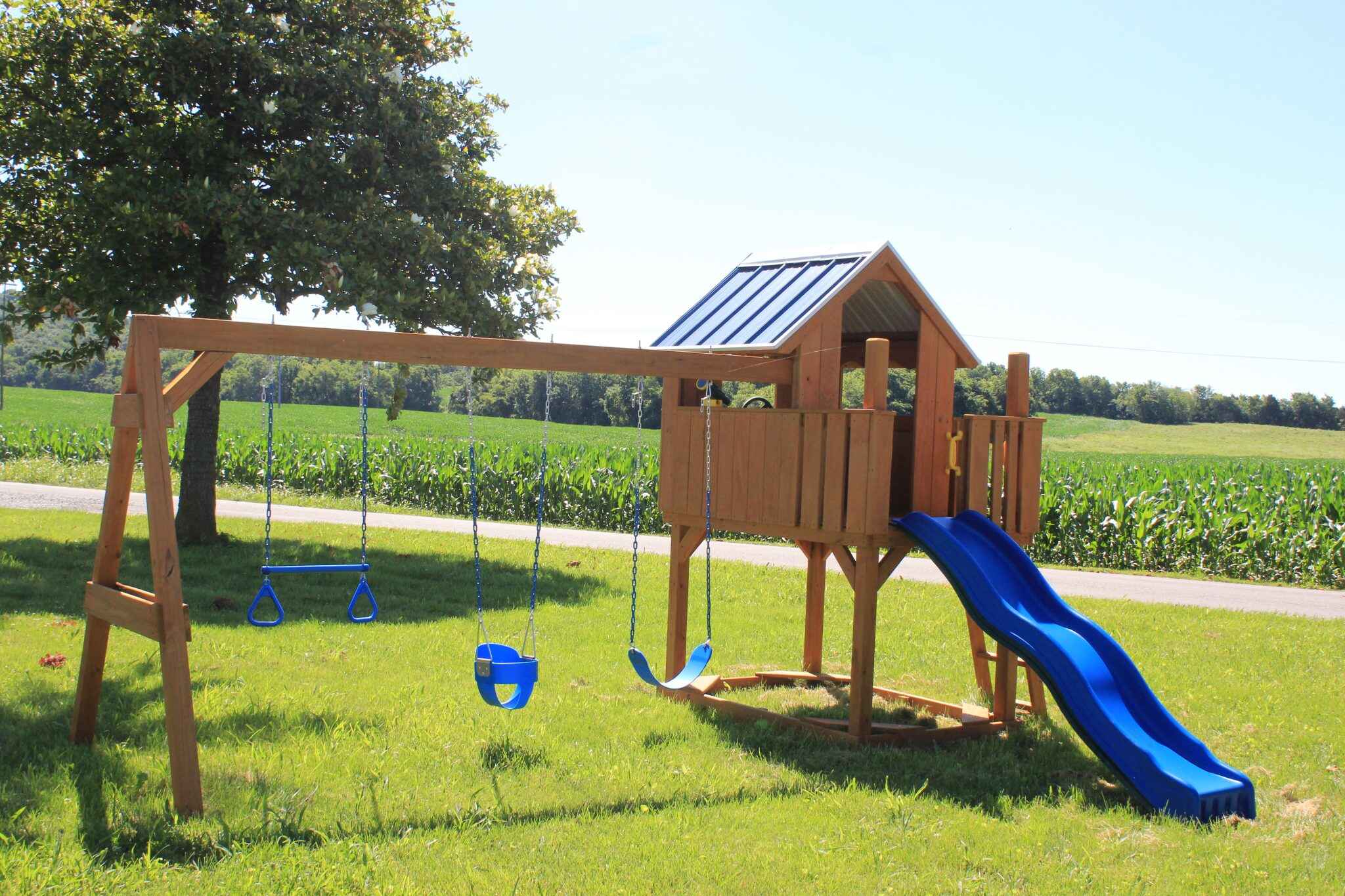 Our most popular design featuring a single-level enclosed fort with windows and a charming cabin style roof. The perfect balance of open play space and cozy hideaway, it provides both shelter from the sun and rain while maintaining excellent visibility for parental supervision.