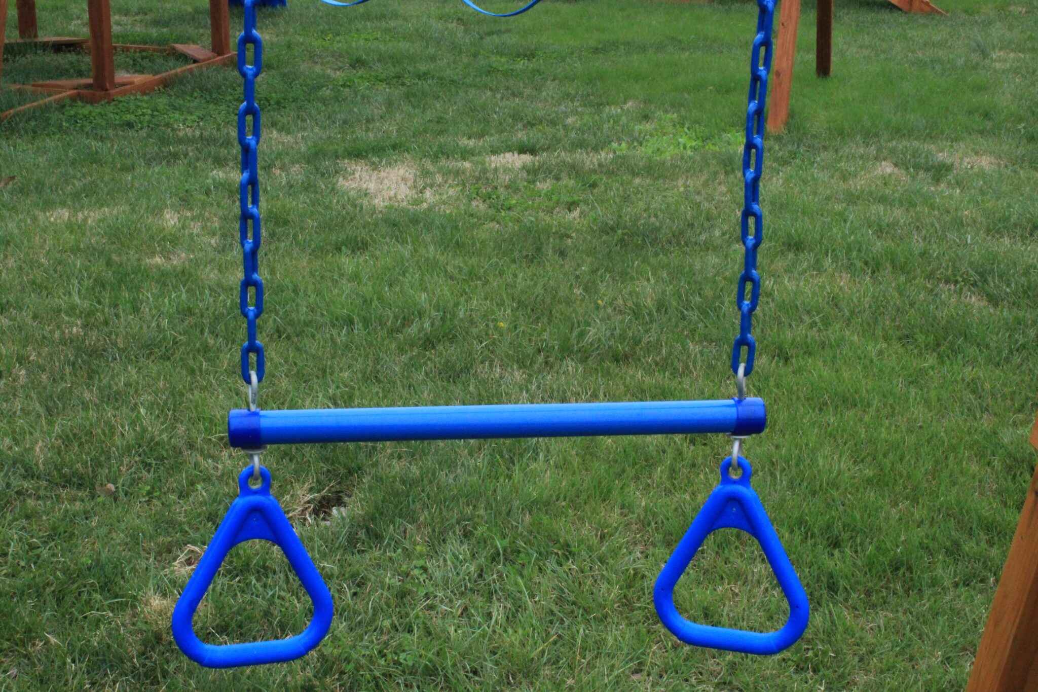 This gymnastics-style bar features comfortable grip coating and sturdy chain connections. Perfect for building upper body strength, it can be adjusted to different heights to accommodate growing children.