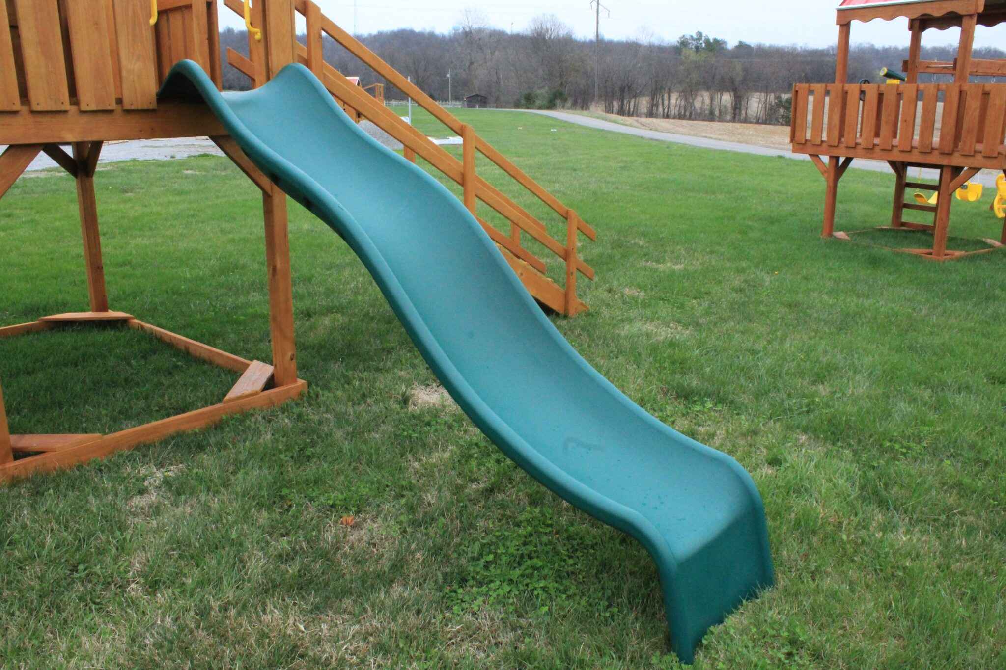 The gentle waves in this slide create a fun, controlled descent. Made from thick, UV-protected plastic with high sides for safety, it is perfect for younger children or those who prefer a more relaxed sliding experience.